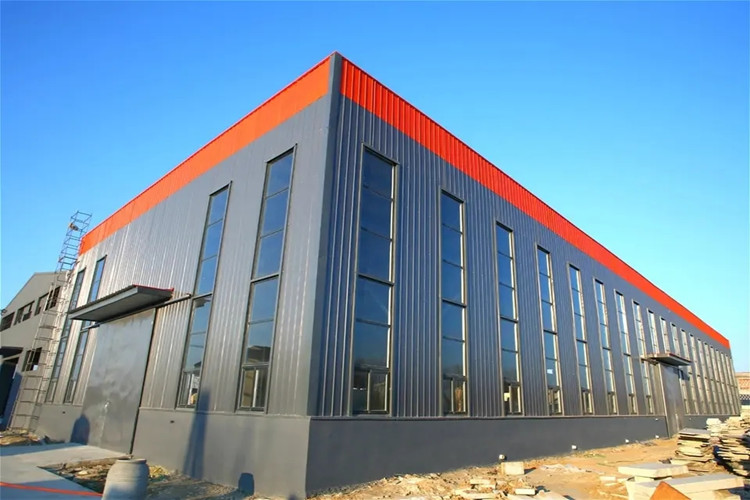 Промышленное стальное здание для производственного семинара с бутербродной панелью