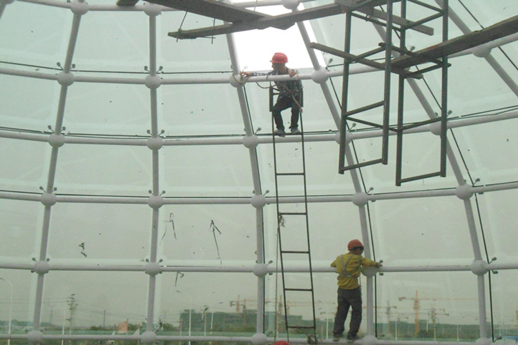 изогнутая стеклянная стена