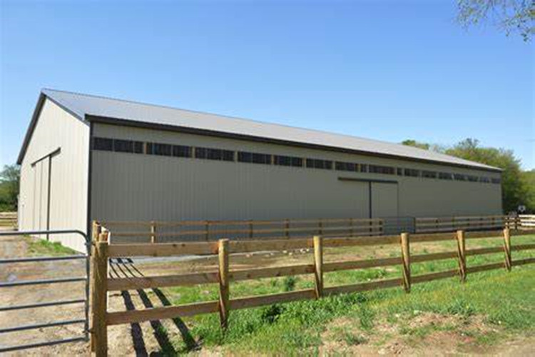 Внутренняя верховая езда арена