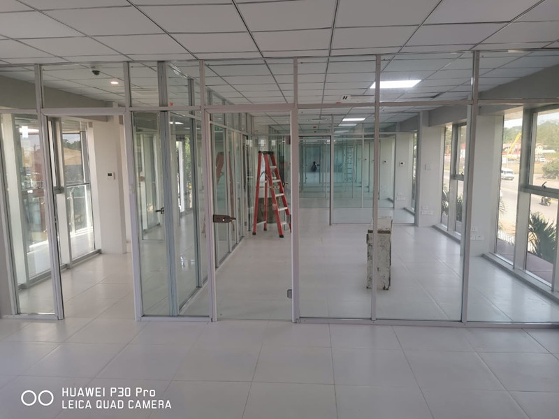 Стеклянная перегородка