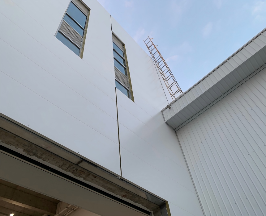 промышленное здание с металлическими сэндвич-панелями