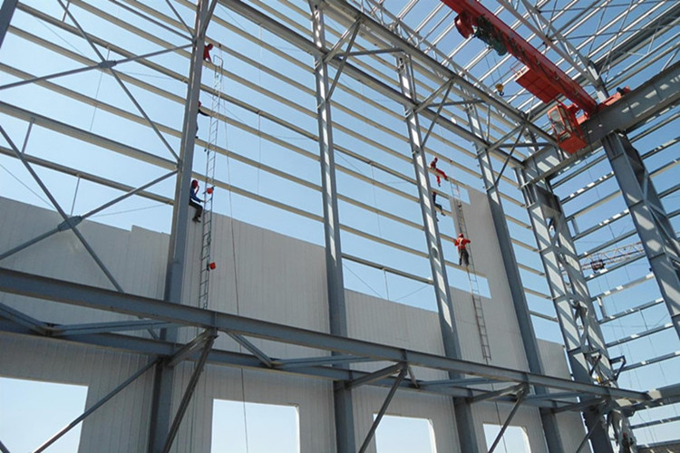 Светлая стальная мастерская