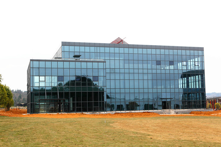 стальное здание со стеклянной занавеской